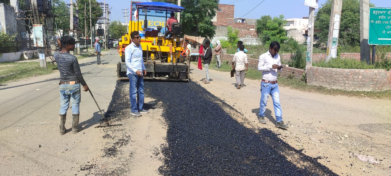 नहरी पानी की पाइप के लिए खोदी गई सड़क का लुक का काम पूरा होने वाला है
